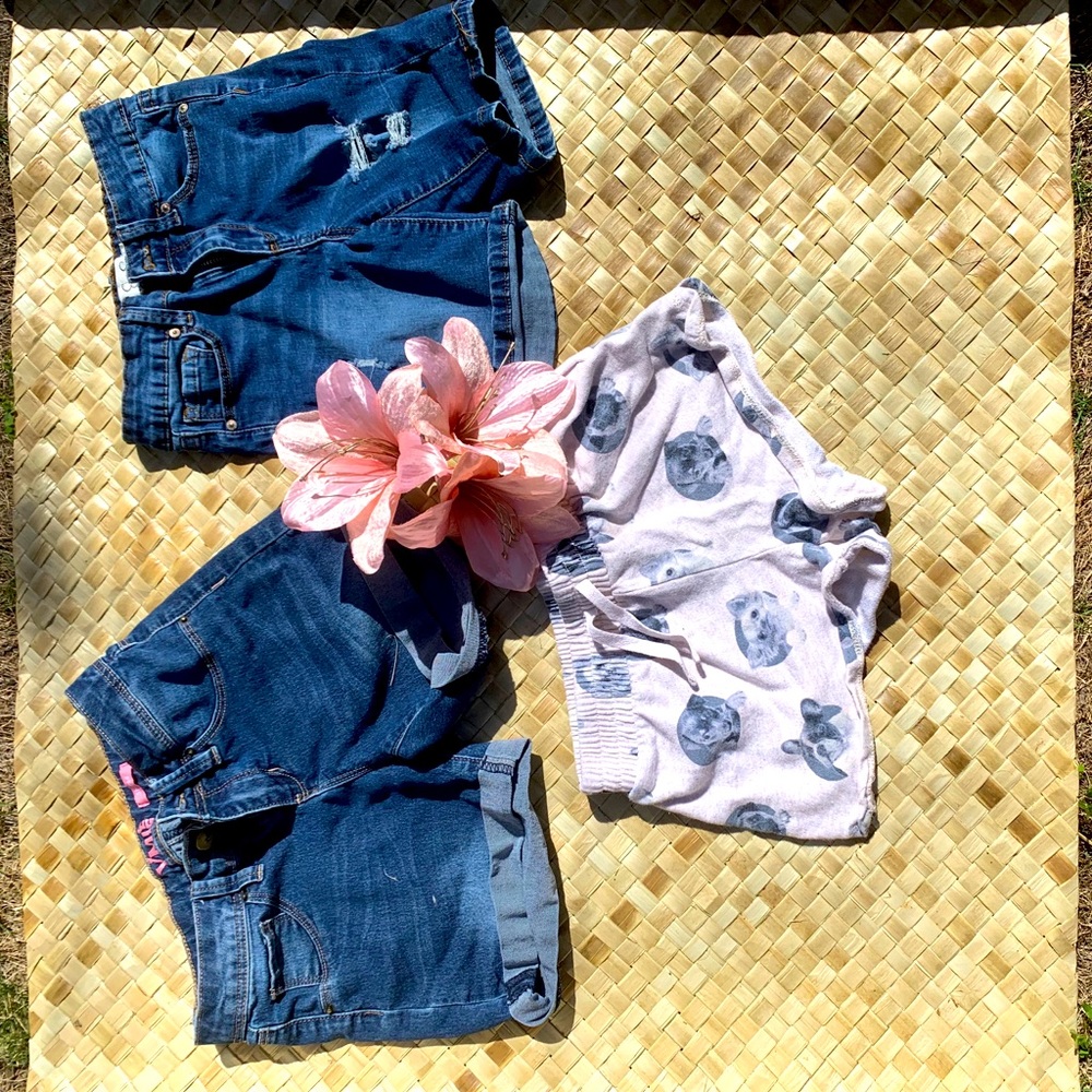 Lot of three little girls’ denim shorts - 10L